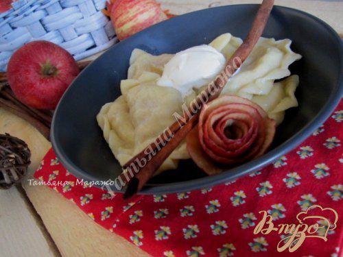 Фото приготовление рецепта: Вареники с яблоками и корицей шаг №9