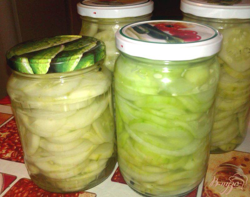 Фото приготовление рецепта: Огуречный салат с луком на зиму шаг №5