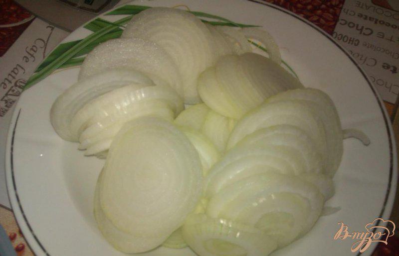 Фото приготовление рецепта: Огуречный салат с луком на зиму шаг №2