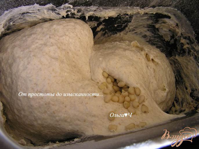 Фото приготовление рецепта: Хлеб с творогом и кедровыми орешками шаг №4