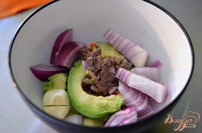 Фото приготовление рецепта: Авокадо с анчоусами и яйцом шаг №1