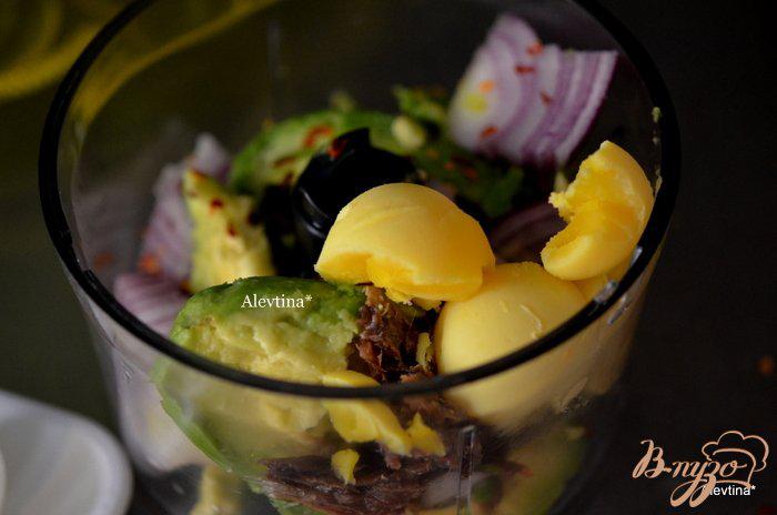 Фото приготовление рецепта: Авокадо с анчоусами и яйцом шаг №2
