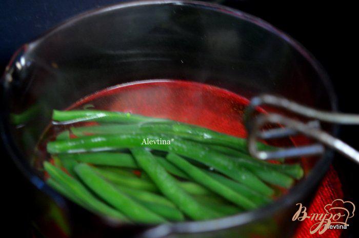 Фото приготовление рецепта: Салат с картофелем, с зеленой фасолью и беконом шаг №2