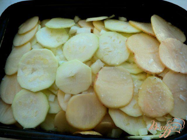 Фото приготовление рецепта: Картофель, запеченный с кабачками и мясом шаг №5