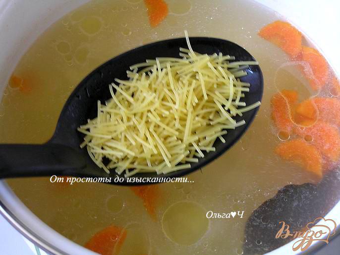 Фото приготовление рецепта: Куриный суп с вермишелью шаг №3