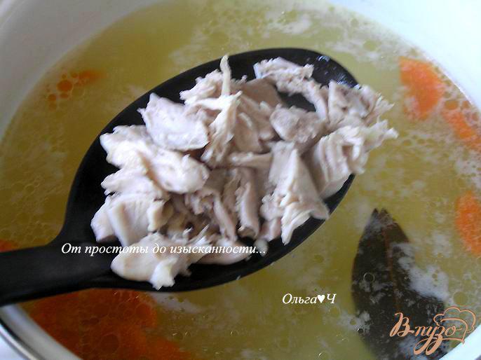Фото приготовление рецепта: Куриный суп с вермишелью шаг №4