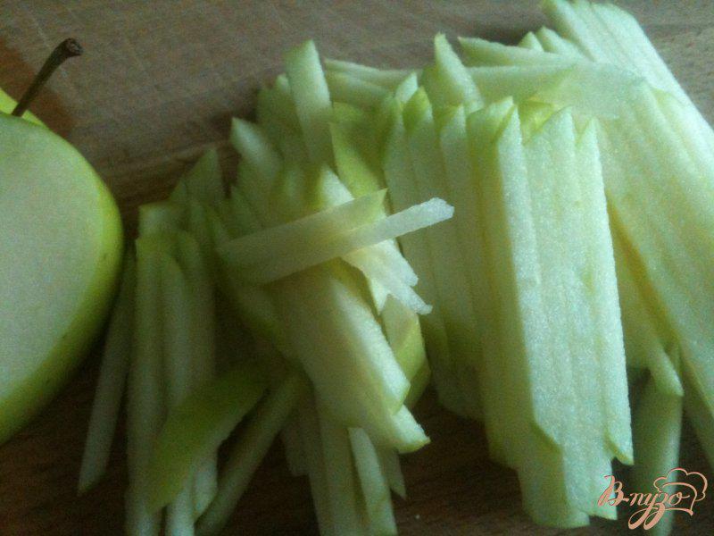Фото приготовление рецепта: Салат из сельдерея с яблоком шаг №4