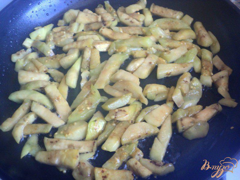 Фото приготовление рецепта: Фрикадельки с базиликом и овощами шаг №2