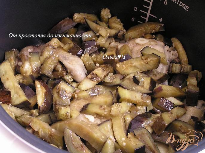 Фото приготовление рецепта: Курица с баклажанами в мультиварке шаг №3