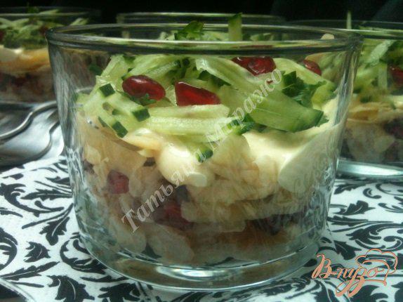 Фото приготовление рецепта: Салат из копченой форели с сыром шаг №9