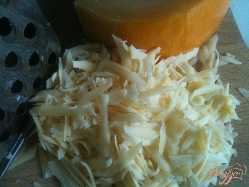Фото приготовление рецепта: Салат из копченой форели с сыром шаг №1