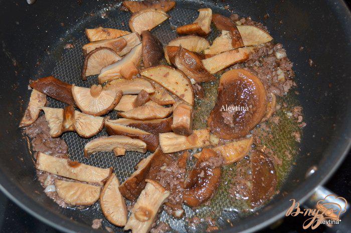 Фото приготовление рецепта: Стейк в соусе из грибов шиитаке шаг №4