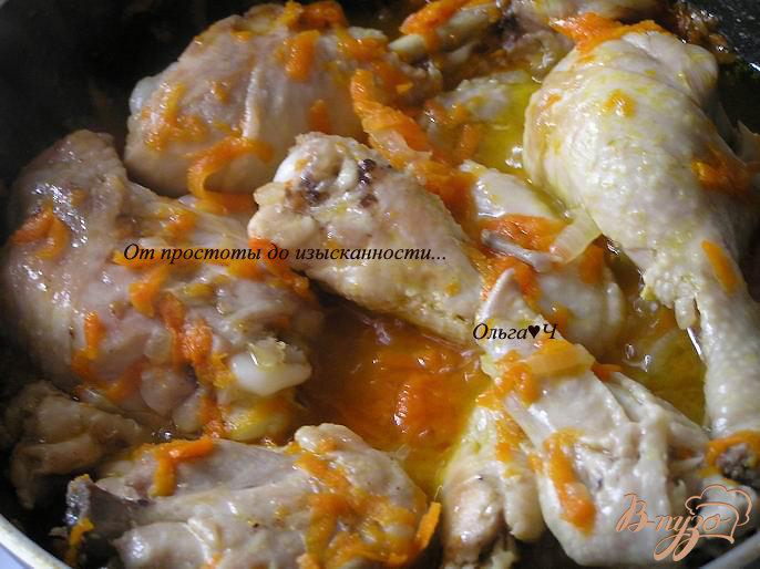 Фото приготовление рецепта: Курица, тушеная с морковью шаг №4