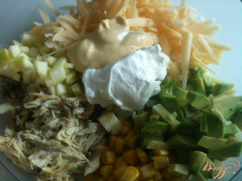 Фото приготовление рецепта: Салат из авокадо с макрелью и сыром шаг №5
