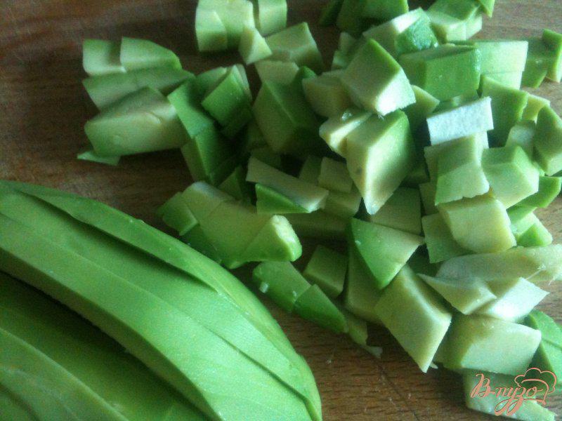 Фото приготовление рецепта: Салат из авокадо с макрелью и сыром шаг №2
