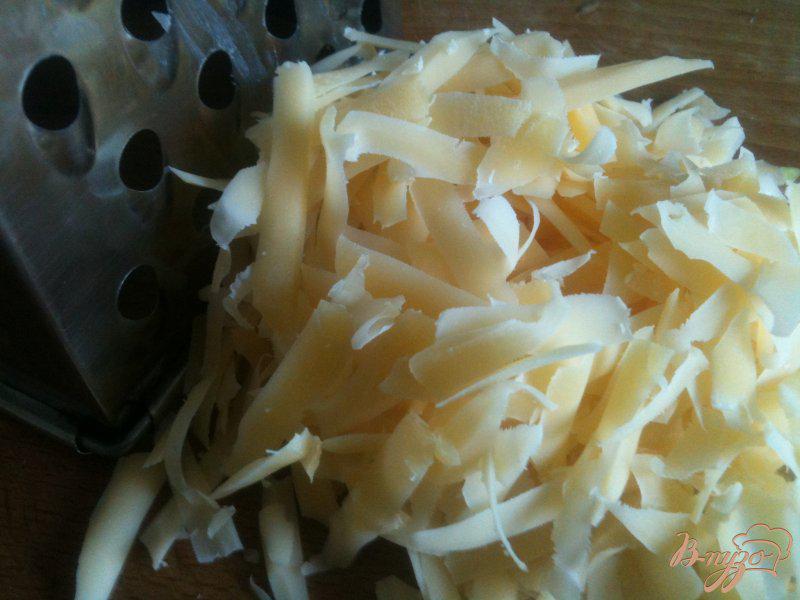 Фото приготовление рецепта: Салат из авокадо с макрелью и сыром шаг №4