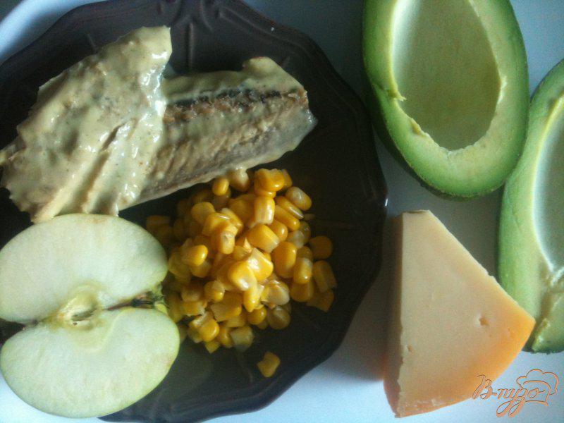 Фото приготовление рецепта: Салат из авокадо с макрелью и сыром шаг №1