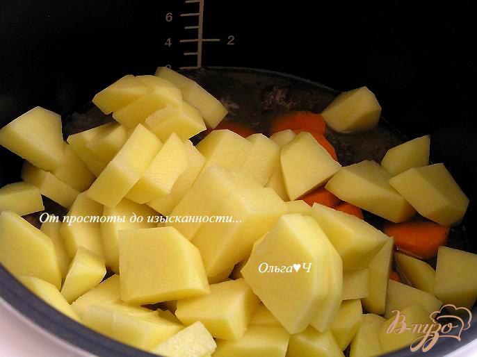Фото приготовление рецепта: Рагу из говядины с картофелем и майораном в мультиварке шаг №4