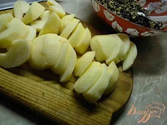 Фото приготовление рецепта: Пирог с яблоками, маком и грецкими орехами. шаг №3