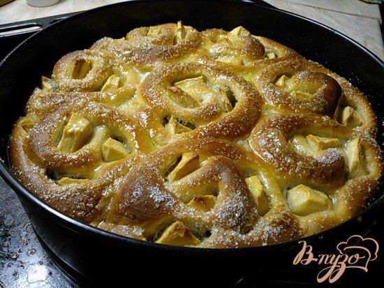 Фото приготовление рецепта: Пирог с яблоками, маком и грецкими орехами. шаг №8