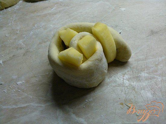 Фото приготовление рецепта: Пирог с яблоками, маком и грецкими орехами. шаг №5