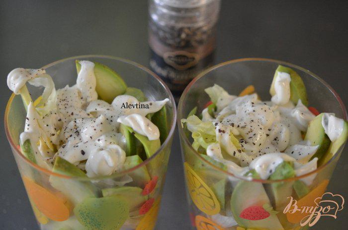 Фото приготовление рецепта: Салат с авокадо и апельсином шаг №5