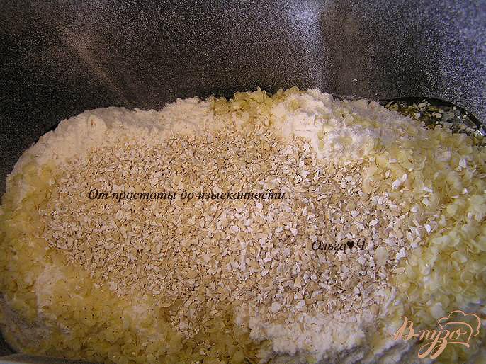 Фото приготовление рецепта: Хлеб с пшеничными хлопьями и овсяными отрубями шаг №2