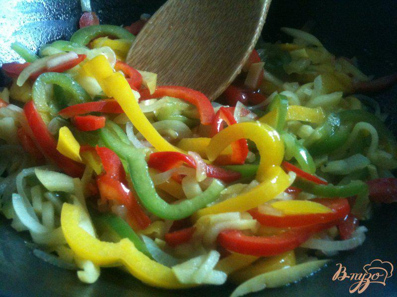 Фото приготовление рецепта: Теплый салат из сладкого перца и моцареллы шаг №2