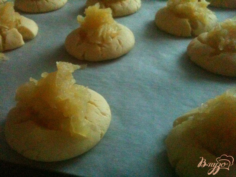 Фото приготовление рецепта: Песочное печенье с яблочно-медовой начинкой шаг №9