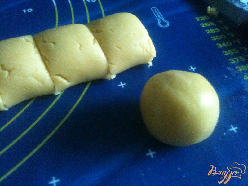 Фото приготовление рецепта: Песочное печенье с яблочно-медовой начинкой шаг №5