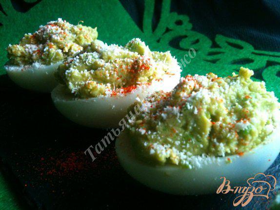 Фото приготовление рецепта: Яйца фаршированные авокадо и крабовым мясом шаг №5