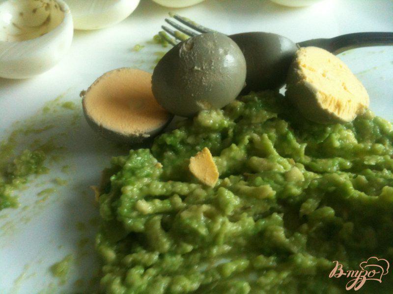 Фото приготовление рецепта: Яйца фаршированные авокадо и крабовым мясом шаг №2