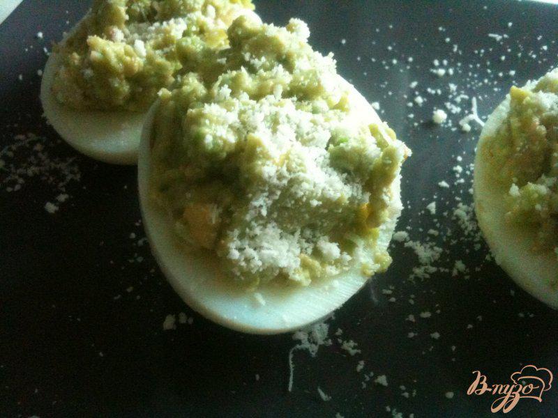 Фото приготовление рецепта: Яйца фаршированные авокадо и крабовым мясом шаг №4