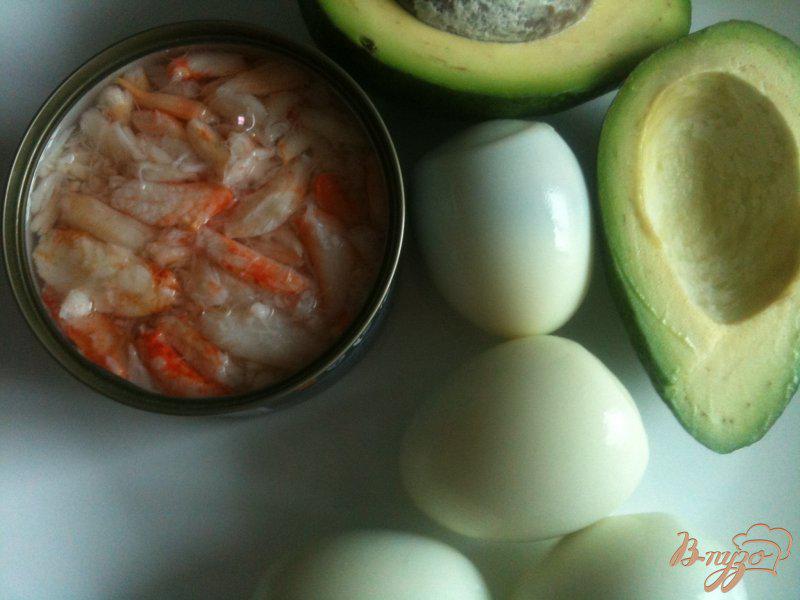 Фото приготовление рецепта: Яйца фаршированные авокадо и крабовым мясом шаг №1