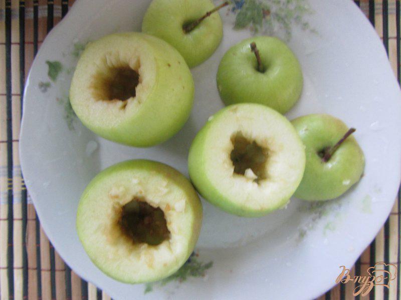 Фото приготовление рецепта: Яблоки с сюрпризом шаг №2