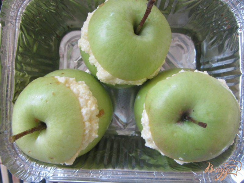 Фото приготовление рецепта: Яблоки с сюрпризом шаг №7