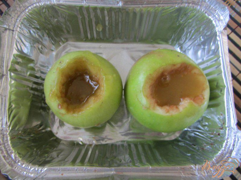 Фото приготовление рецепта: Сочные яблочки с духовки шаг №4