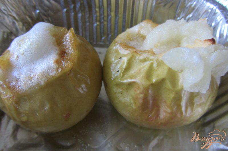 Фото приготовление рецепта: Сочные яблочки с духовки шаг №5