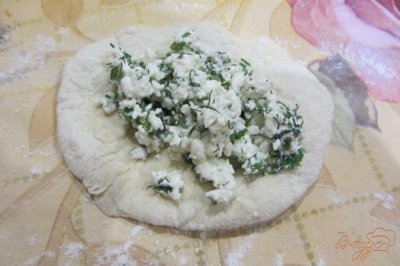 Фото приготовление рецепта: Пирожки из дрожжевого теста с творогом и зеленью шаг №5