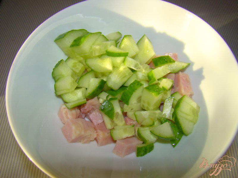 Фото приготовление рецепта: Ветчино-огуречный салат шаг №2