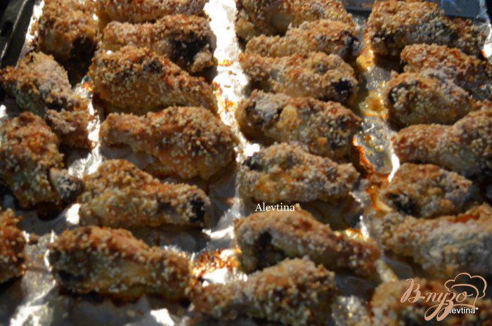 Фото приготовление рецепта: Хрустящие куриные крылышки в кунжутном семени шаг №4