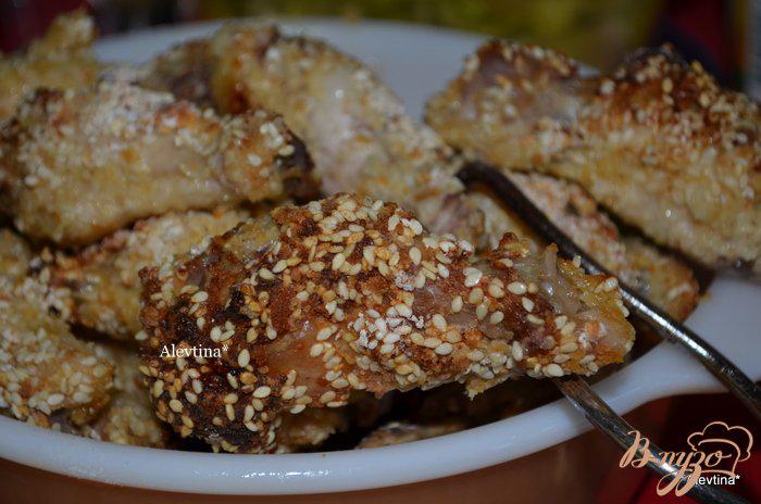 Фото приготовление рецепта: Хрустящие куриные крылышки в кунжутном семени шаг №5