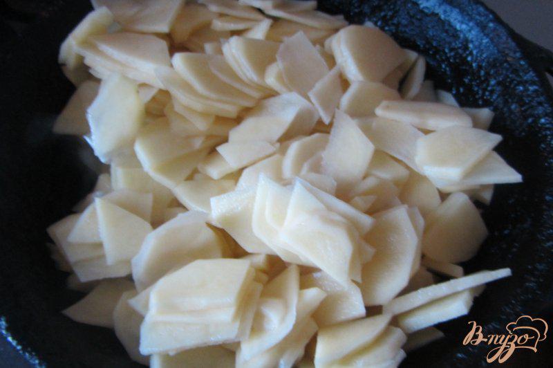 Фото приготовление рецепта: Картофель жареный по-украински с салом шаг №4