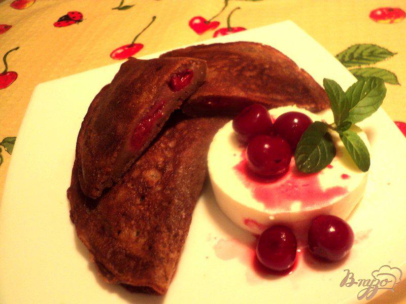 Фото приготовление рецепта: Блинные шоколадные пирожки с вишней шаг №6