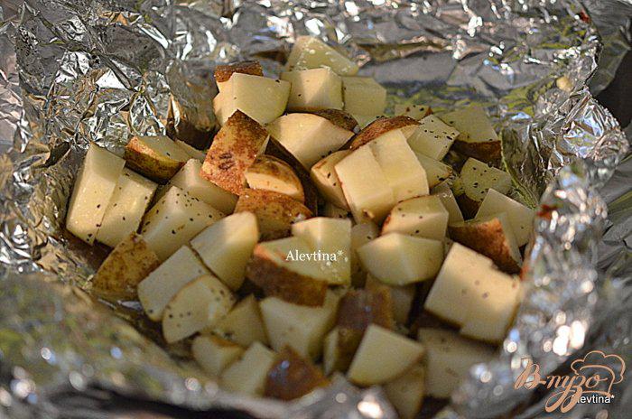 Фото приготовление рецепта: Картофельный гарнир в фольге шаг №2