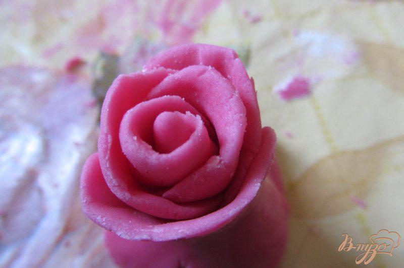 Фото приготовление рецепта: Бутоны роз из мастики шаг №7