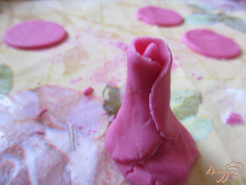 Фото приготовление рецепта: Бутоны роз из мастики шаг №6