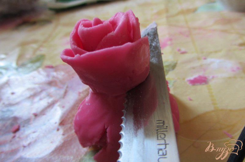 Фото приготовление рецепта: Бутоны роз из мастики шаг №8