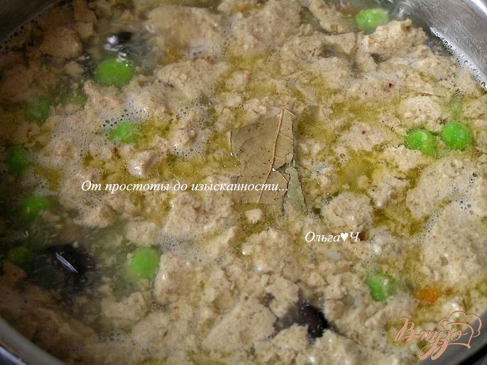 Фото приготовление рецепта: Суп с печенью минтая, мартини и маслинами шаг №5