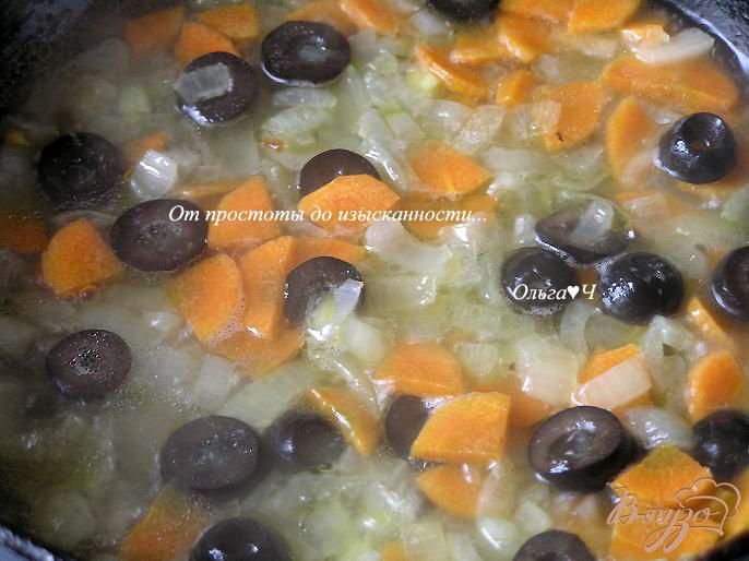 Фото приготовление рецепта: Суп с печенью минтая, мартини и маслинами шаг №3